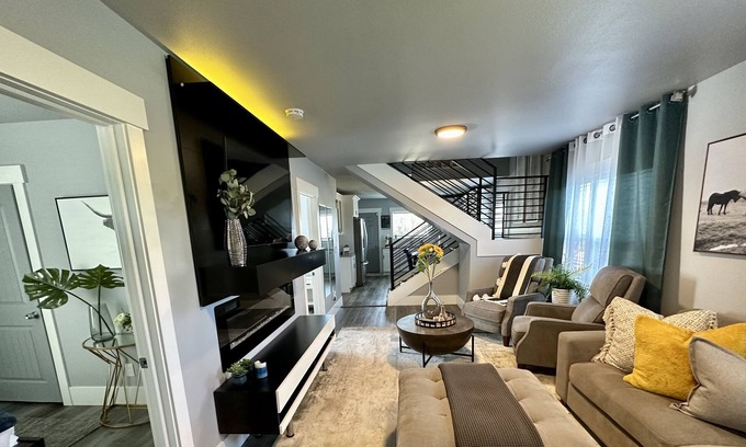 South Tacoma Casa | Historic 1910 Tacoma Home Stunning City Views Full Remodel Jacuzzi and Sauna