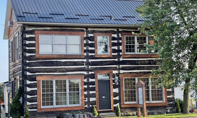 Winesburg Casa | Historic 200 year old 3-bedroom log house with WiFi and AC in charming Winesburg