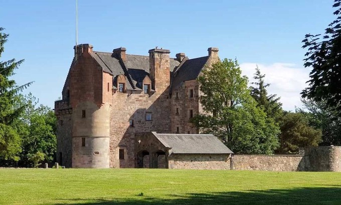 Cupar Otro | Historic 6-Bedrooms Castle Retreat