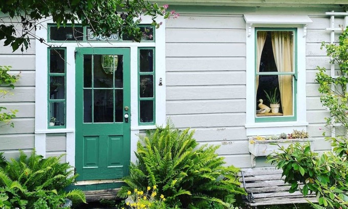 Albion Cabaña | Historic Albion Cottage in Albion Village ~ Pets Welcome!