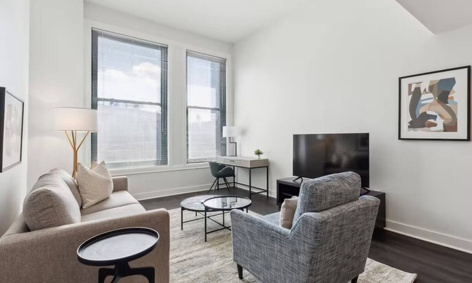 Downtown Pittsburgh Hotel | Historic Apartment w/Laundry & Kitchen | Walk to Heinz History Center | 2 Units