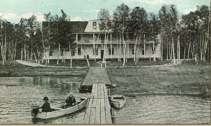 Trout Lake Cabina | Historic Birch Lodge and Motel