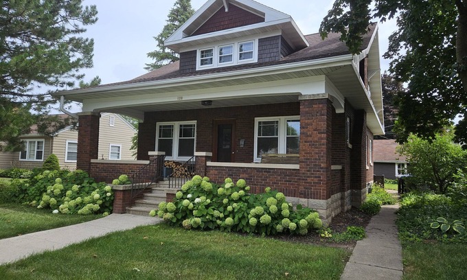 De Pere Casa | Historic Bungalow in downtown De Pere, sleeps 8