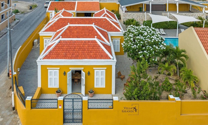 Koralengebied Casa | Historic City Villa Curaçao with Pool & Garden