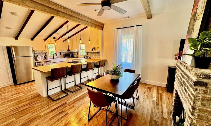 Macon Casa | Historic Cottage Downtown Macon with off street parking