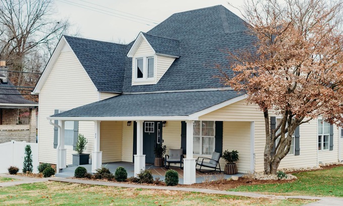 Sparta Casa | Historic Cottage Pet Friendly Downtown Sparta TN 45 Mins to 4 State Parks