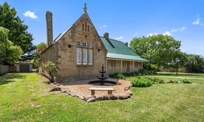 Colebrook Cabaña | Historic Court House and Gardens