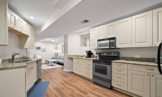 Sheffield and DePaul Condominio | Historic Designer Lincoln Park Retreat Sleeps 14 by AllSet Turnover