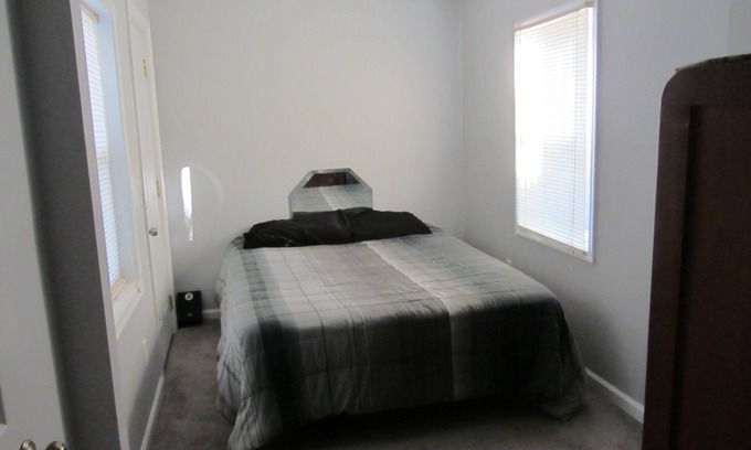 Fredericksburg Apartamento | Historic Downtown Fredericksburg, self contained apartment, patio and garden.