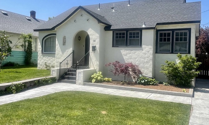 Tri-Cities Casa | Historic Downtown Kennewick home with large private backyard