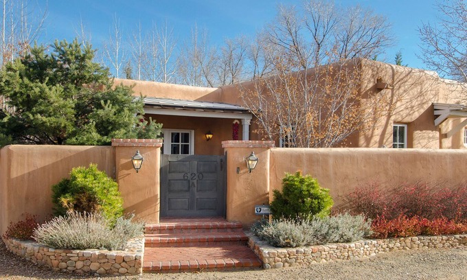Historic Eastside Casa | HISTORIC EAST SIDE ~ Cálido e acogedor a todos los muebles nuevos, camine hasta la carretera del cañón.