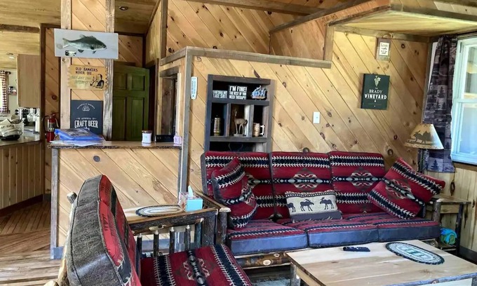 Port Kent Cabaña | Historic Edgehill Cottage