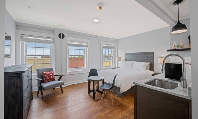 Conway Condominio | Historic Elegance Loft in Downtown Conway