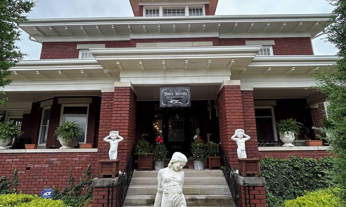 Muskogee Cama Y Desayuno | Historic Farmer Mansion in the heart of Muskogee with 5 bedrooms and WiFi, AC.