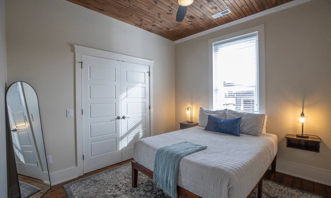 Floyd Apartamento | Historic Farmer’s Supply- 1bd/1bth DT Floyd #204