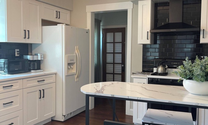 Ohio City Casa | Historic Gem Entire Home Mins 2 Mrkt, Dwntwn, & Trails, 2 King Beds, Arcade