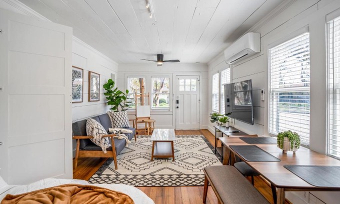 Greater Heights Apartamento | Historic Heights Artist Boho Bungalow
