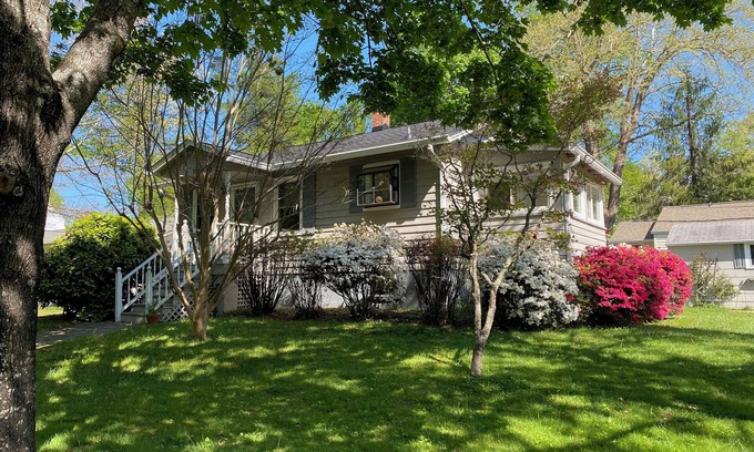 West Side Historic District Cabaña | Historic Hendersonville NC - Paseo a la Ciudad - Drive to Tryon Int'l Equestrian Ctr