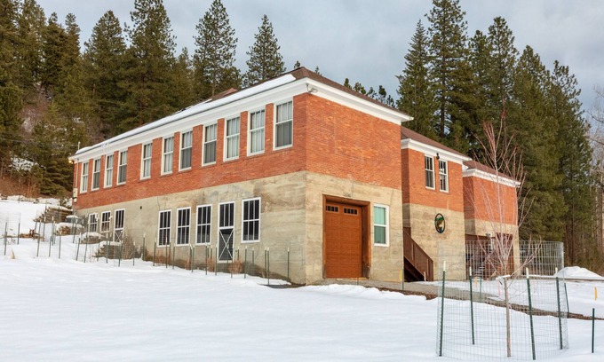 Kingston Casa | Historic High School - Stays and events close to skiing, golf, fishing, hunting!