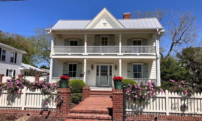 Emerald Isle Casa | Historic home in seaside village of Swansboro w/ private beach parking