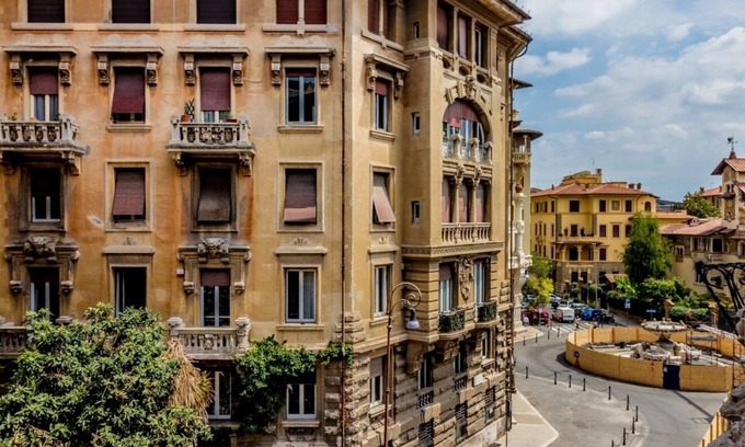 Quartiere Coppede Apartamento | Historic home in the Palazzo degli Ambasciatori Coppedè district