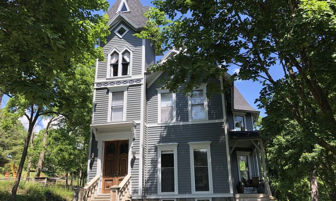 Ithaca Casa | Histórica casa de la torre en la colina oeste: ¡fotos a medida que estén disponibles!