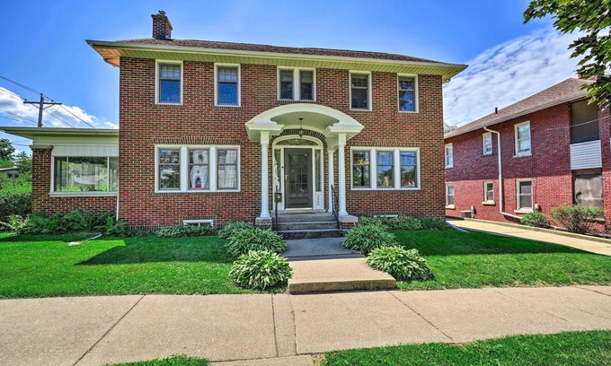 Savanna Casa | Historic Illinois Home Near Mississippi River