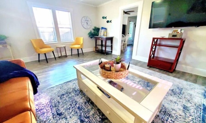 Historic Kenwood Casa | HISTORIC KENWOOD Beachy Bungalow King 2 bdr