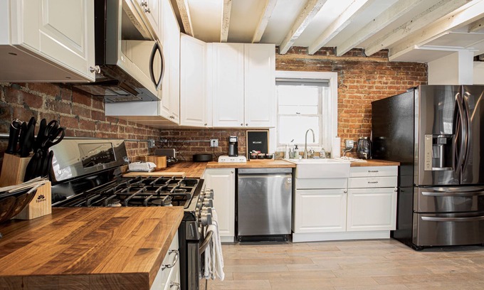 Kingston Casa | Histórico Kingston 1800s Waterfront Townhouse - / Backyard / BKLYN Loft / Modern