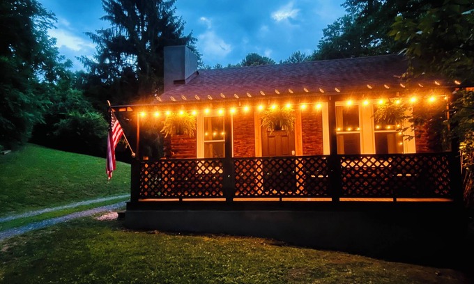 Asheville Cabina | Historic late 1800's cabin with all of the modern accommodations