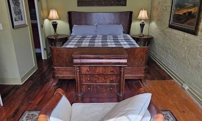 Mayhew Casa | Historic Loft Downtown Walk to the Best Shops