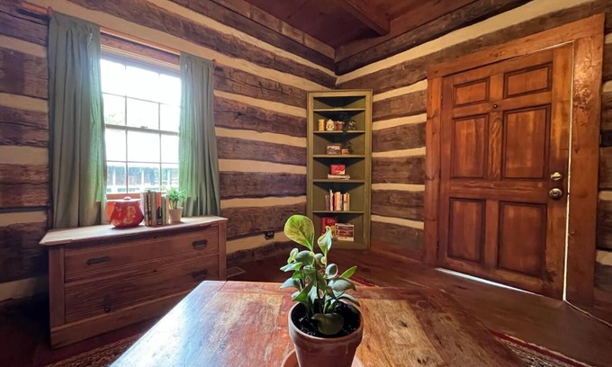 Chatsworth Cabina | Historic Log Cabin on a homestead!-Pet Friendly!