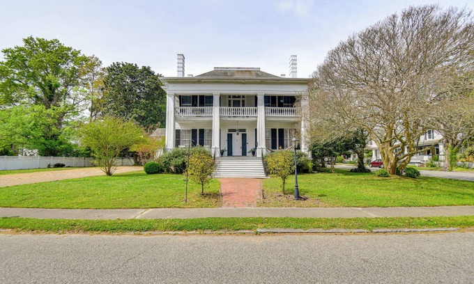 Elizabeth City Casa | Historic Manor w/ Screened Porch in Elizabeth City