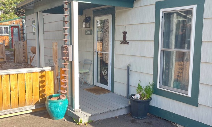 Ashland Casa | Historic Ohana House - Walk to Downtown Ashland, Hot Tub, Tiki Bar, Pet Friendly