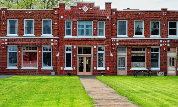 Pelican Lake Complejo | Historic Pelican Lakeside Resort for family reunions and group vacations.