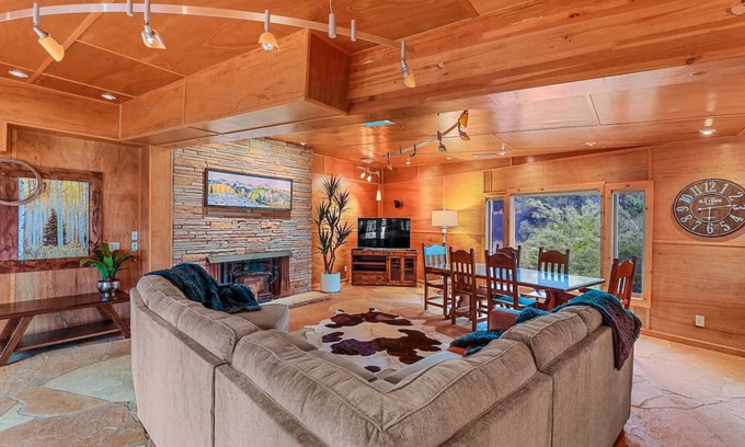Flagstaff Cabina | Historic Ranch House, A/C, on forest acres, in town