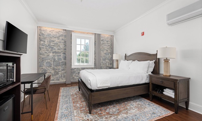 Santa Rosa Apartamento | Historic Stonehouse Getaway Minutes to Downtown!