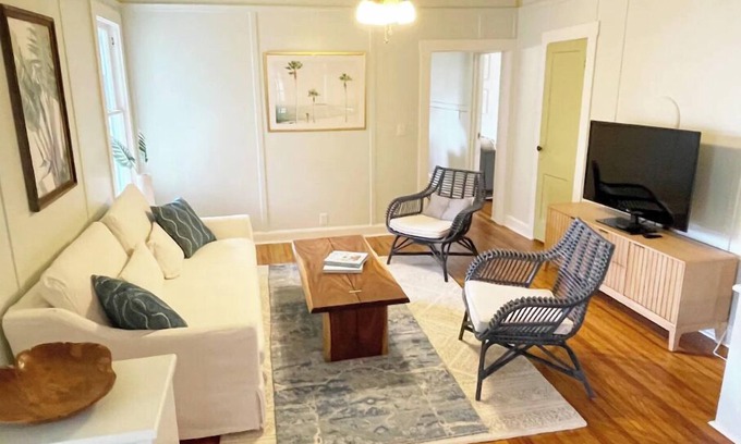 North Trail Casa | Historic Stylish Gem. Walk to Water & Downtown! 7 mins to Beach.