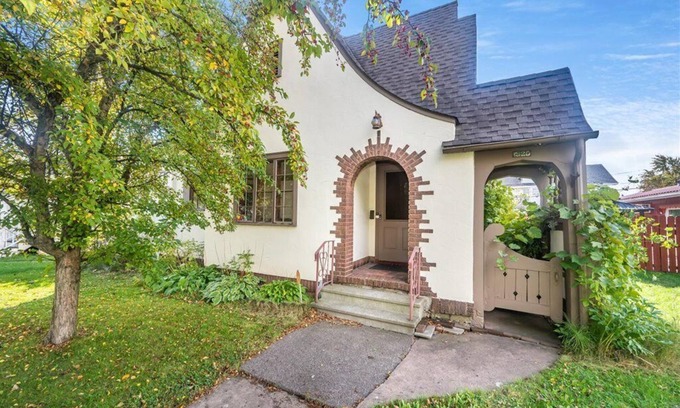 Superior Casa | Historic Tudor Cottage - Cute 3 Bedroom Home