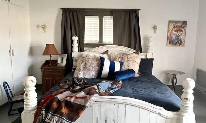 Valier Casa | Historic Valier Lodge near Lake Francis