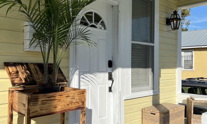 Ybor City Casa | Historic Ybor City 1 Bedroom "Golden Hen" with HUGE hot tub!