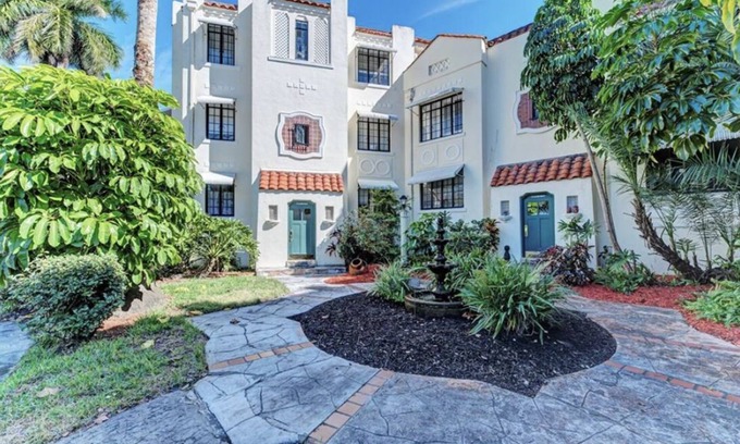 Bradenton Condominio | Historical Peaceful Former Hotel in Promenade Riverwalk Downtown Area