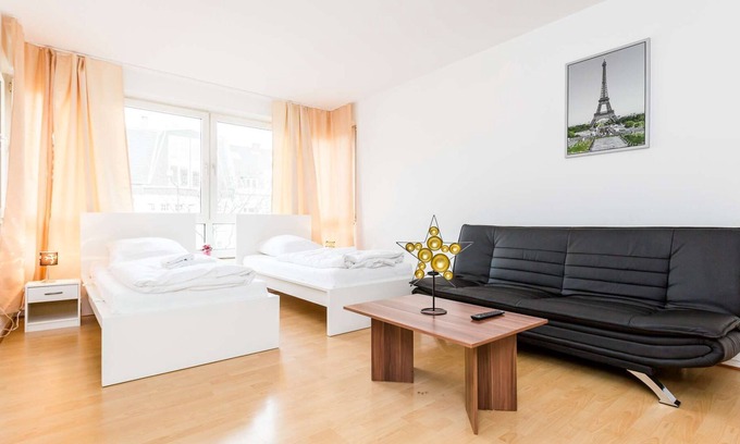 Golzheim Apartamento | HÖ01 large apartment with dryer and washing machine