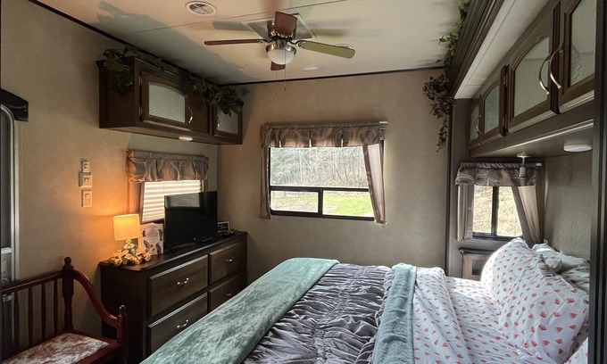 Logan Casa | Escapada de lujo de Hocking Hills en Pine Creek Villas: Live Oak Villa