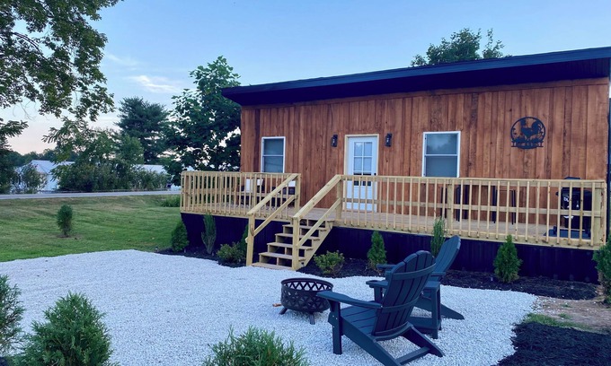 Logan Cabina | Hocking Hills Tiny Home - Pet Friendly Cabin!