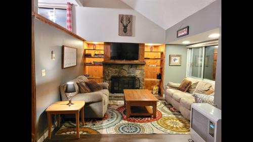 Campton Casa | Hodgeman Condo 22-2