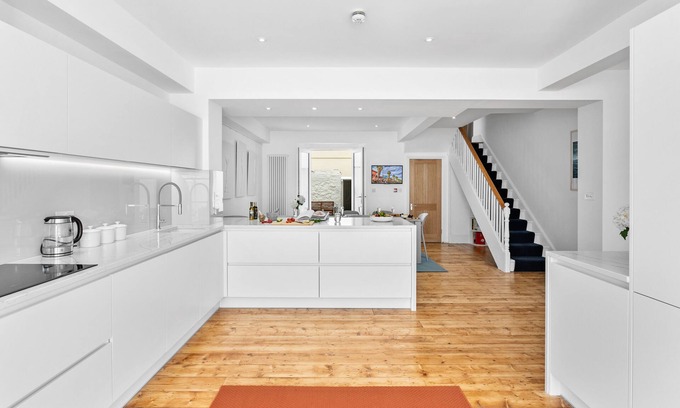 Plymouth Casa | Hoe Park House | Sleeps 10 | Historic, Central | Near Dining, Bars & Seafront