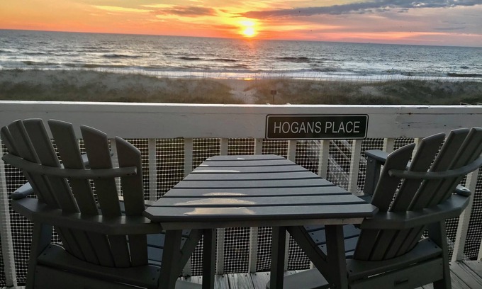 Carolina Beach Condominio | Hogan's Place Oceanfront ofrece una vista espectacular y una unidad renovada con gusto