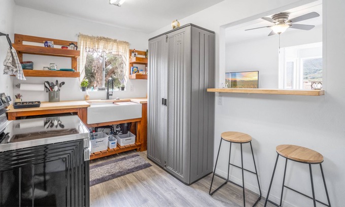 Warner Springs Otro | Holcomb Village Farm house