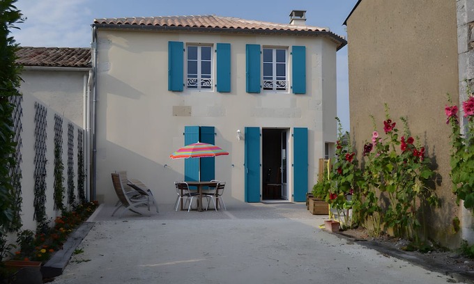 Chenac-Saint-Seurin-d'Uzet Casa | Casa de vacaciones 'Gîte Du Chai' con vistas al mar, terraza privada y Wi-Fi